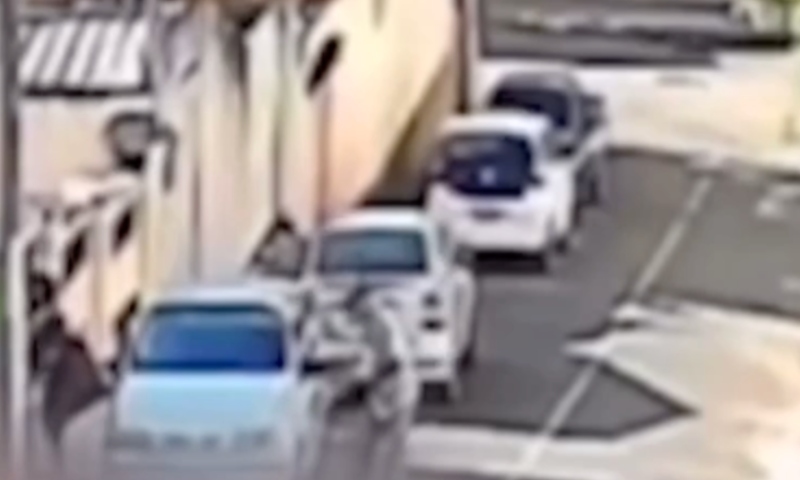 Homem perde o controle durante discussão e atropela a namorada; confira o vídeo