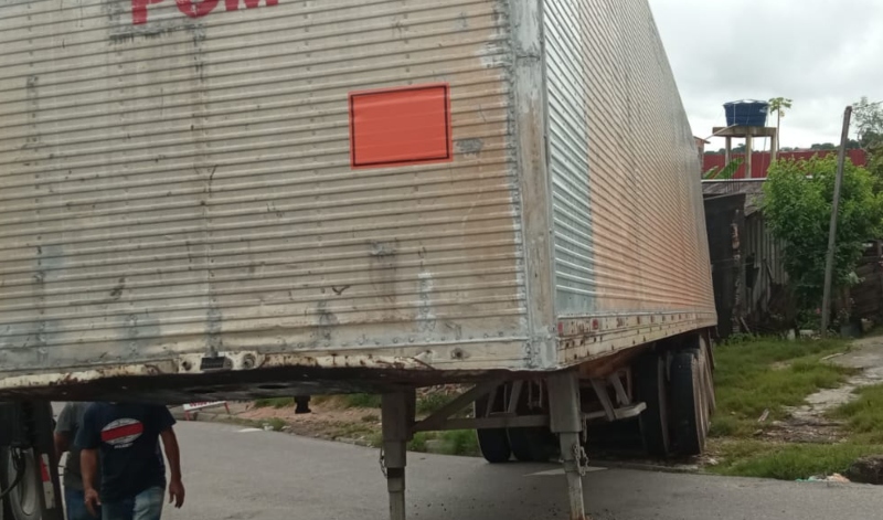 Caminhão sem controle colide com residência na zona Leste de Manaus; confira