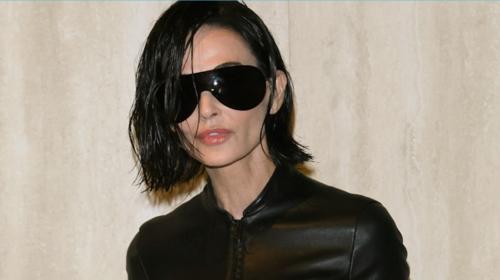 Demi Moore rouba cena durante desfile da Gucci com estilo único
