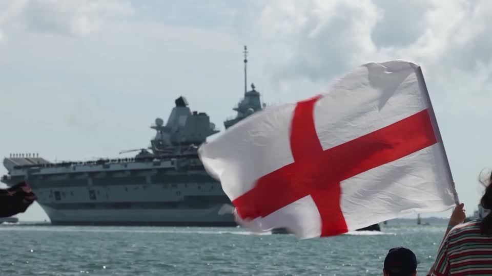 Porta-avião britânico em estado de prontidão para missão aérea