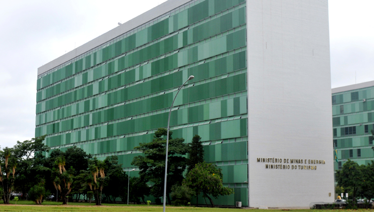 Governo pede à Aneel adiamento de reajustes de energia e alivia contas