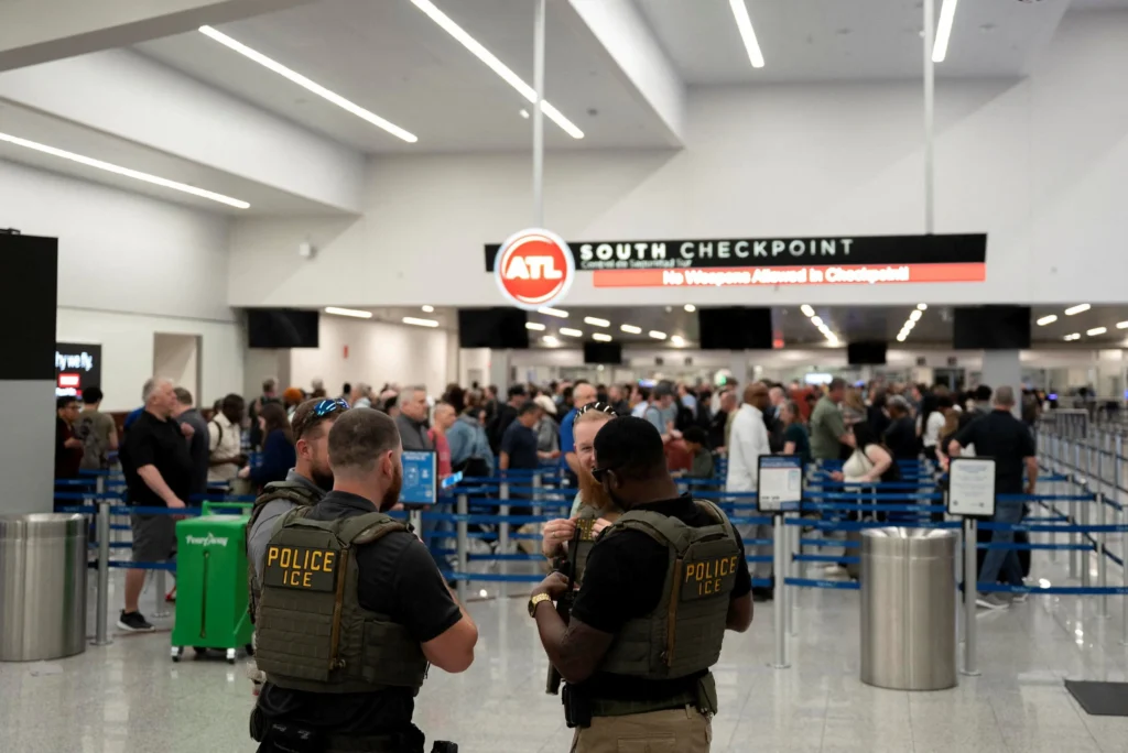 ICE envia agentes a mais de 10 aeroportos dos EUA para segurança