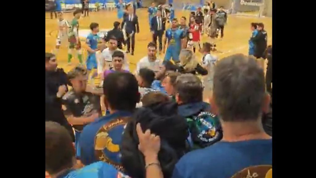 Jogo de futsal na Espanha vira verdadeira “batalha campal”; entenda