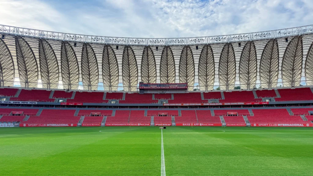 Internacional recebe Chapecoense para buscar vitória no Brasileirão