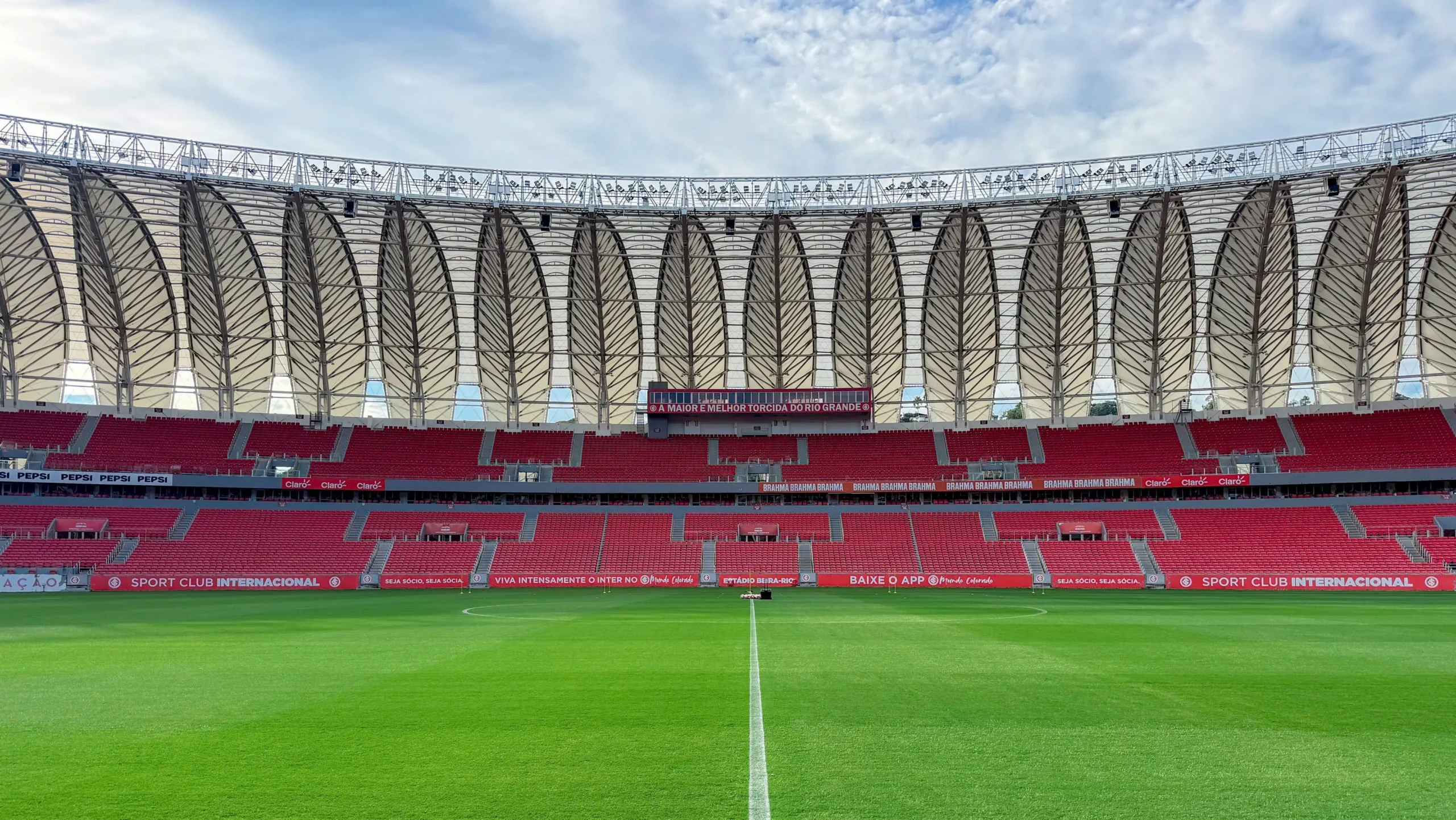 Internacional recebe Chapecoense para buscar vitória no Brasileirão