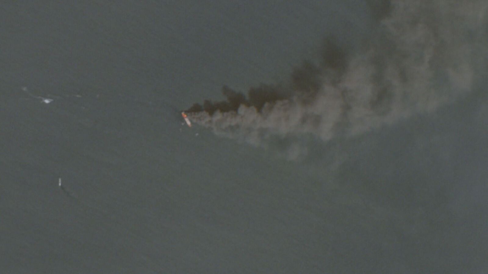 Imagem de satélite revela navio em chamas no Estreito de Ormuz