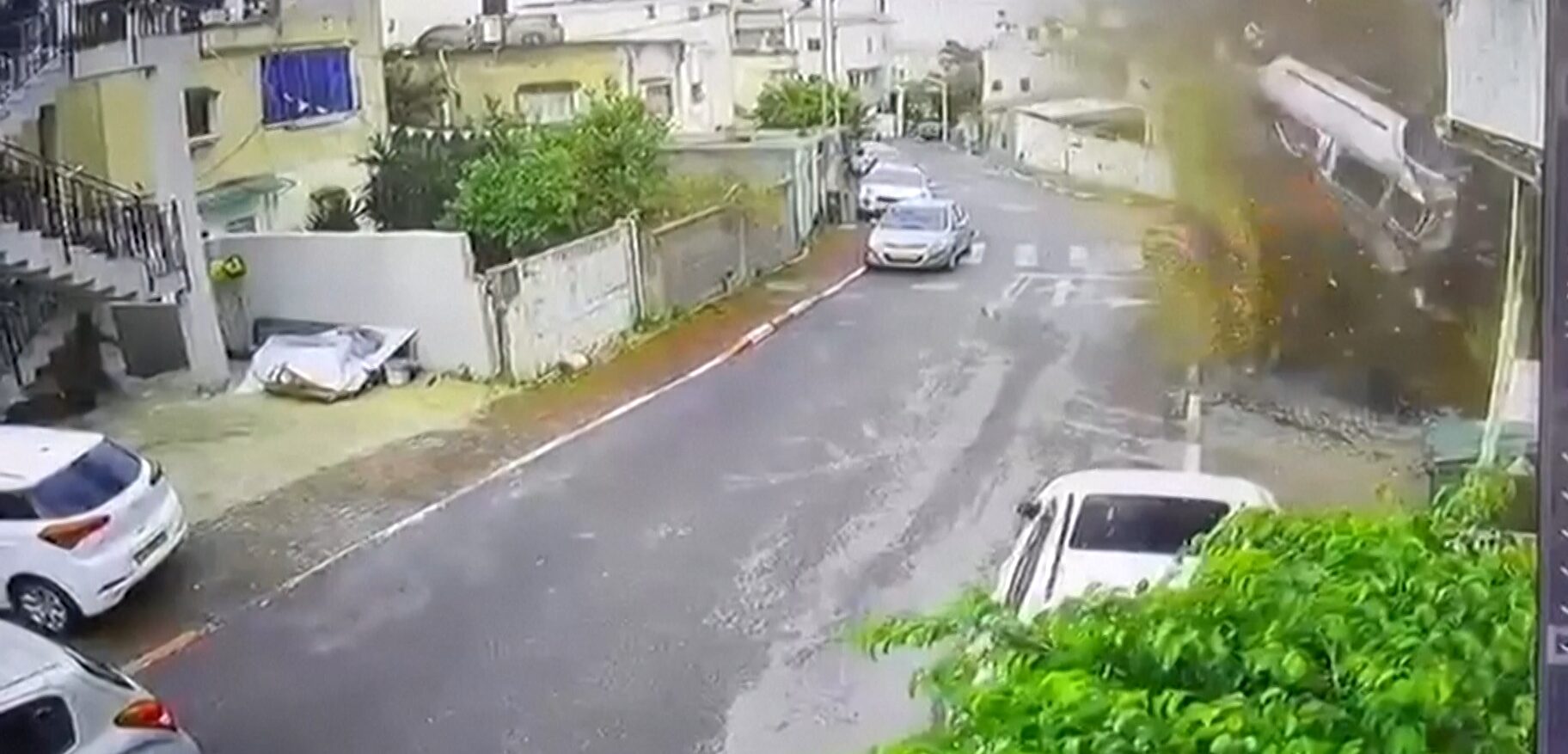 Câmera de segurança registra impacto de míssil iraniano em Israel