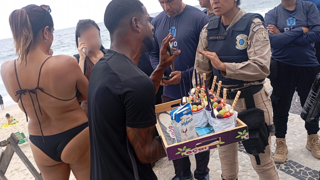 Golpe do açaí: ambulante tenta extorquir R$ 7 mil de turistas