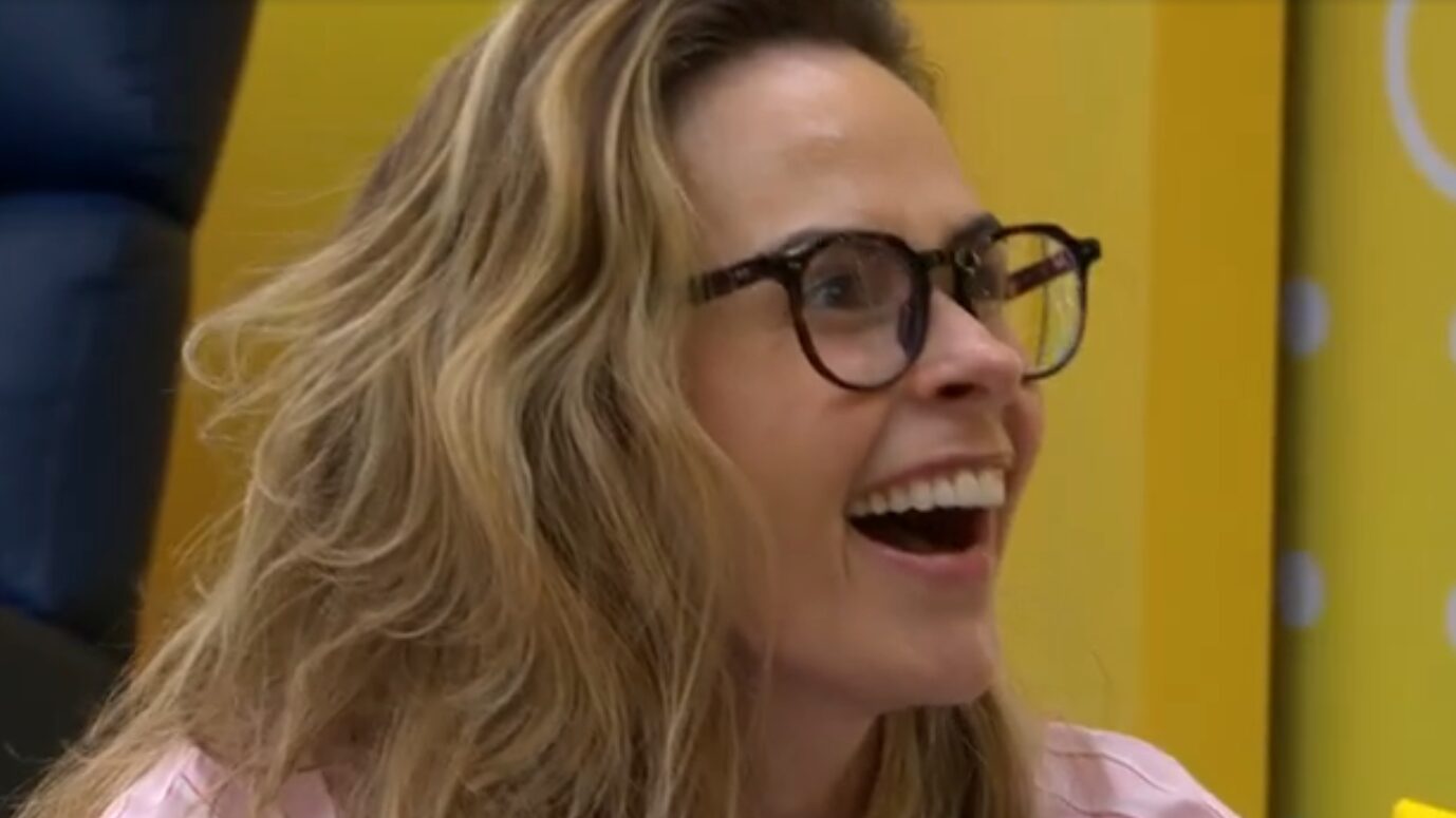 BBB 26: Ana Paula se diverte acordando a casa à noite