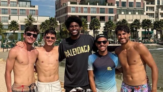 Jogadores do Corinthians aproveitam folga surfando e se divertem