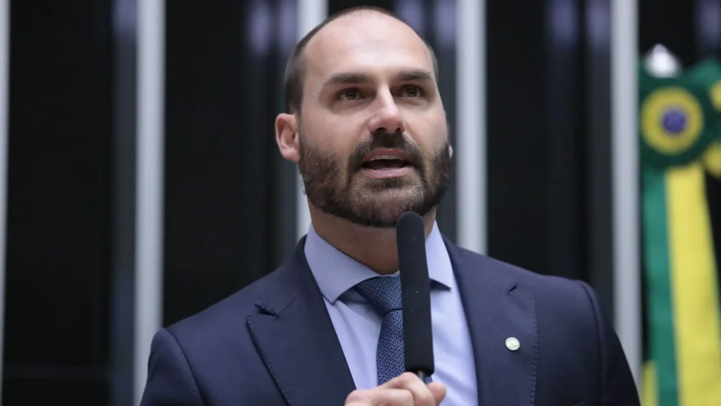Moraes cede provas contra Eduardo Bolsonaro em investigação da PF