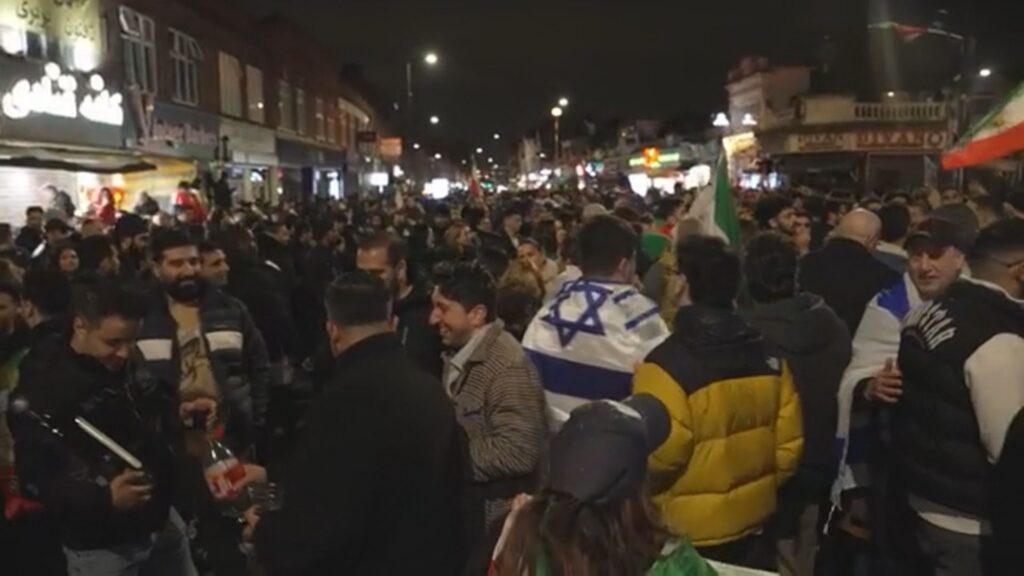 Londres: Iranianos celebram a queda de Khamenei nas ruas