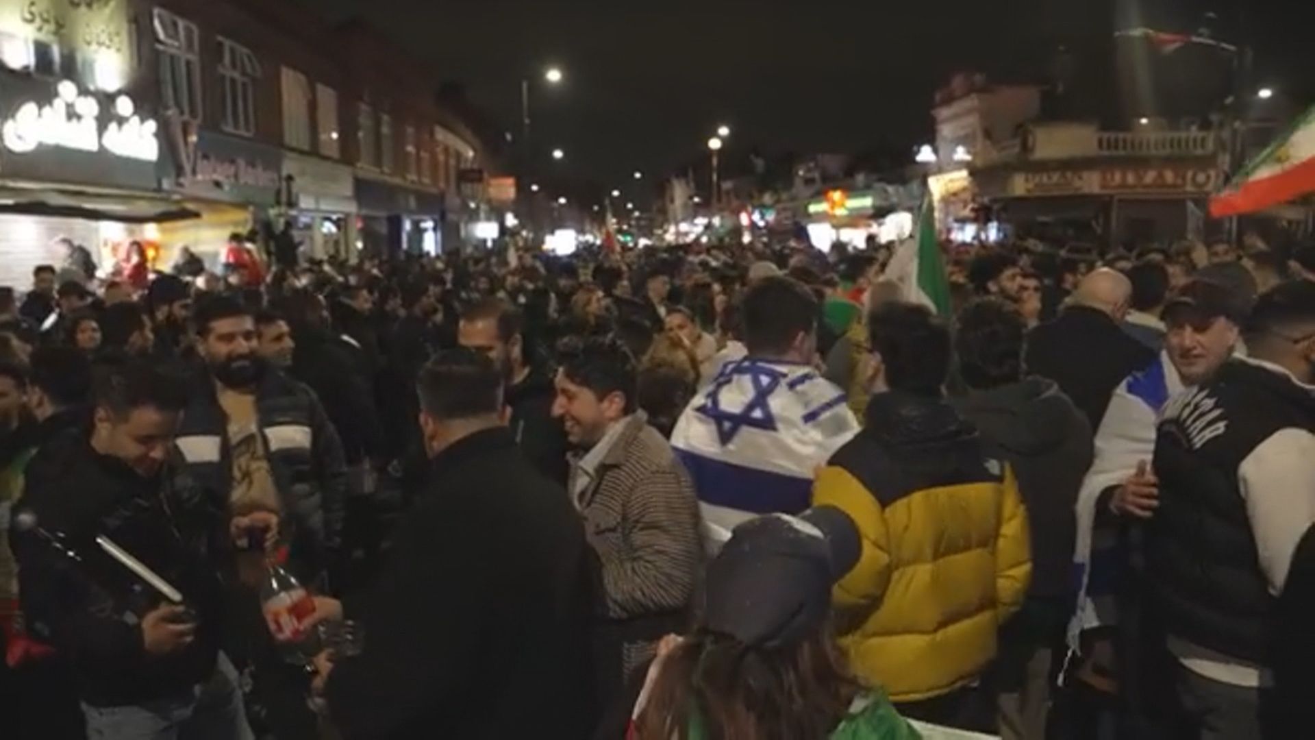 Londres: Iranianos celebram a queda de Khamenei nas ruas