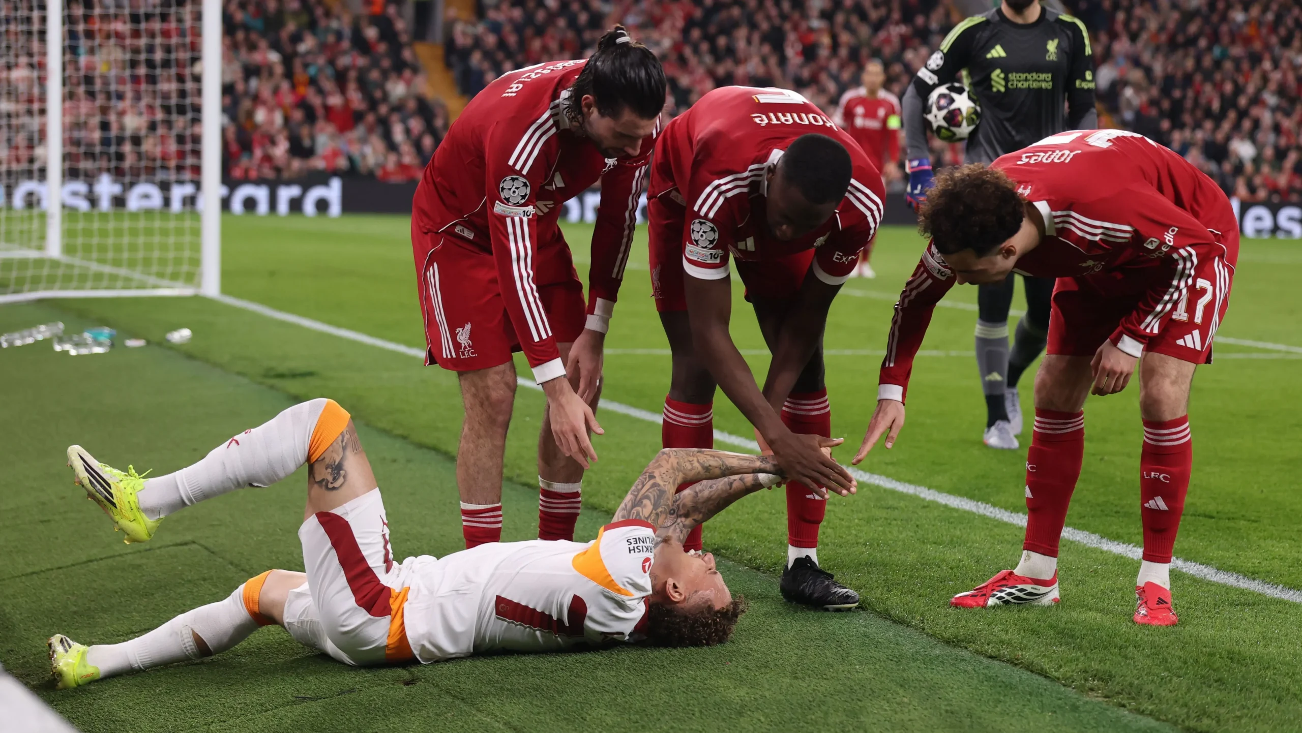 Jogador do Galatasaray sofre grave lesão e fará cirurgia urgente