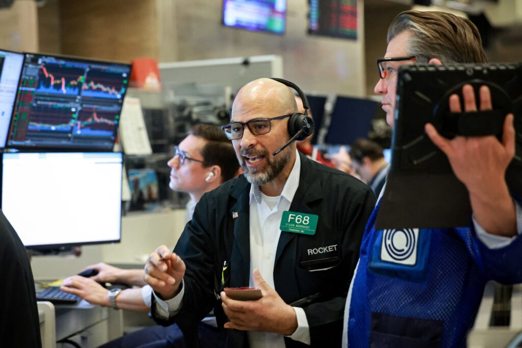 Wall Street opera mista com tensão Irã e inflação nos EUA