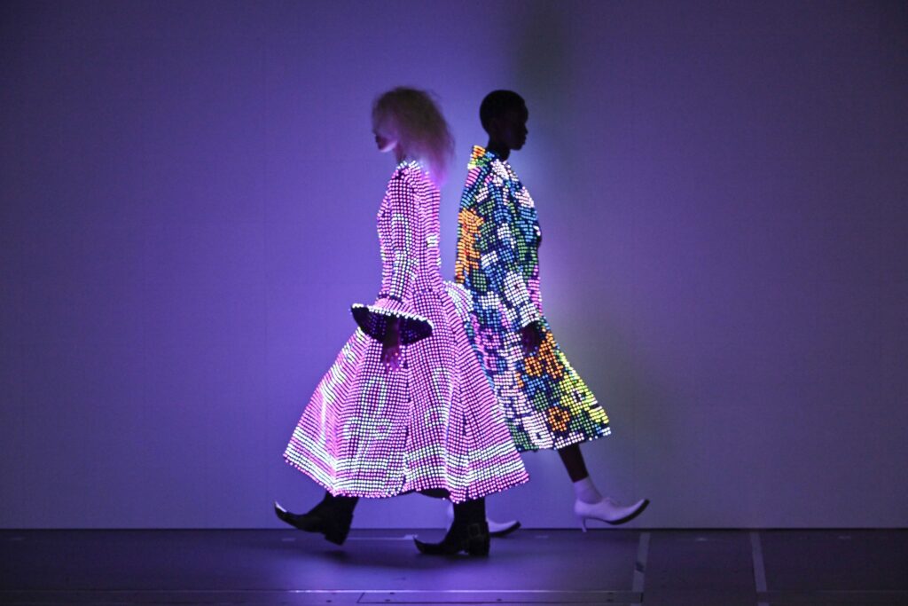Na Semana de Moda de Paris, inovação com 10 mil LEDs