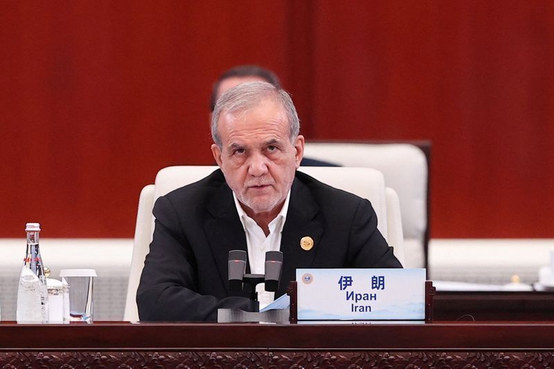 Presidente iraniano afirma que militares agirão "com poder" em crises