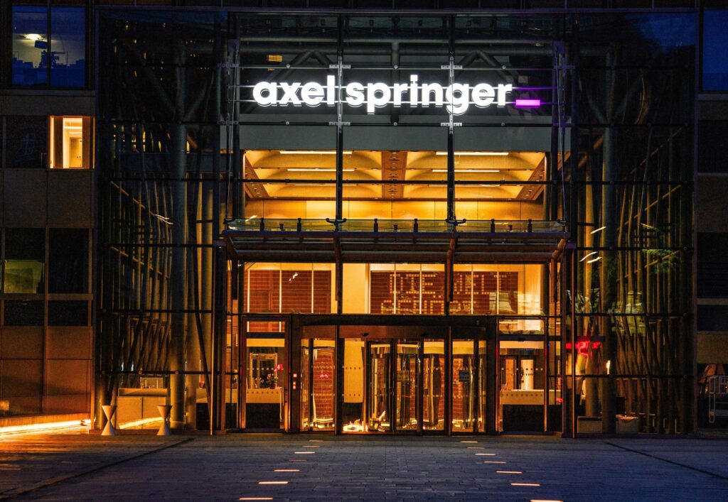 Alemã Axel Springer compra Telegraph por US$ 766 milhões com visão estratégica.