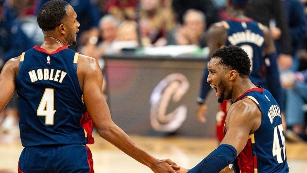 Cavaliers vencem Raptors e dominam com Mitchell espetacular