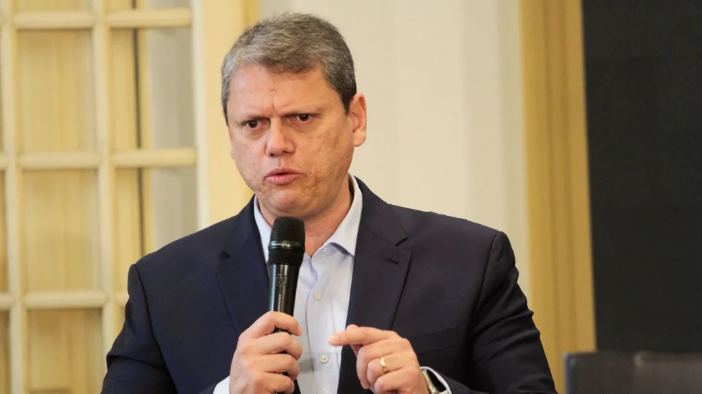 Tarcísio mobiliza equipe e acelera repasses para melhorias sociais