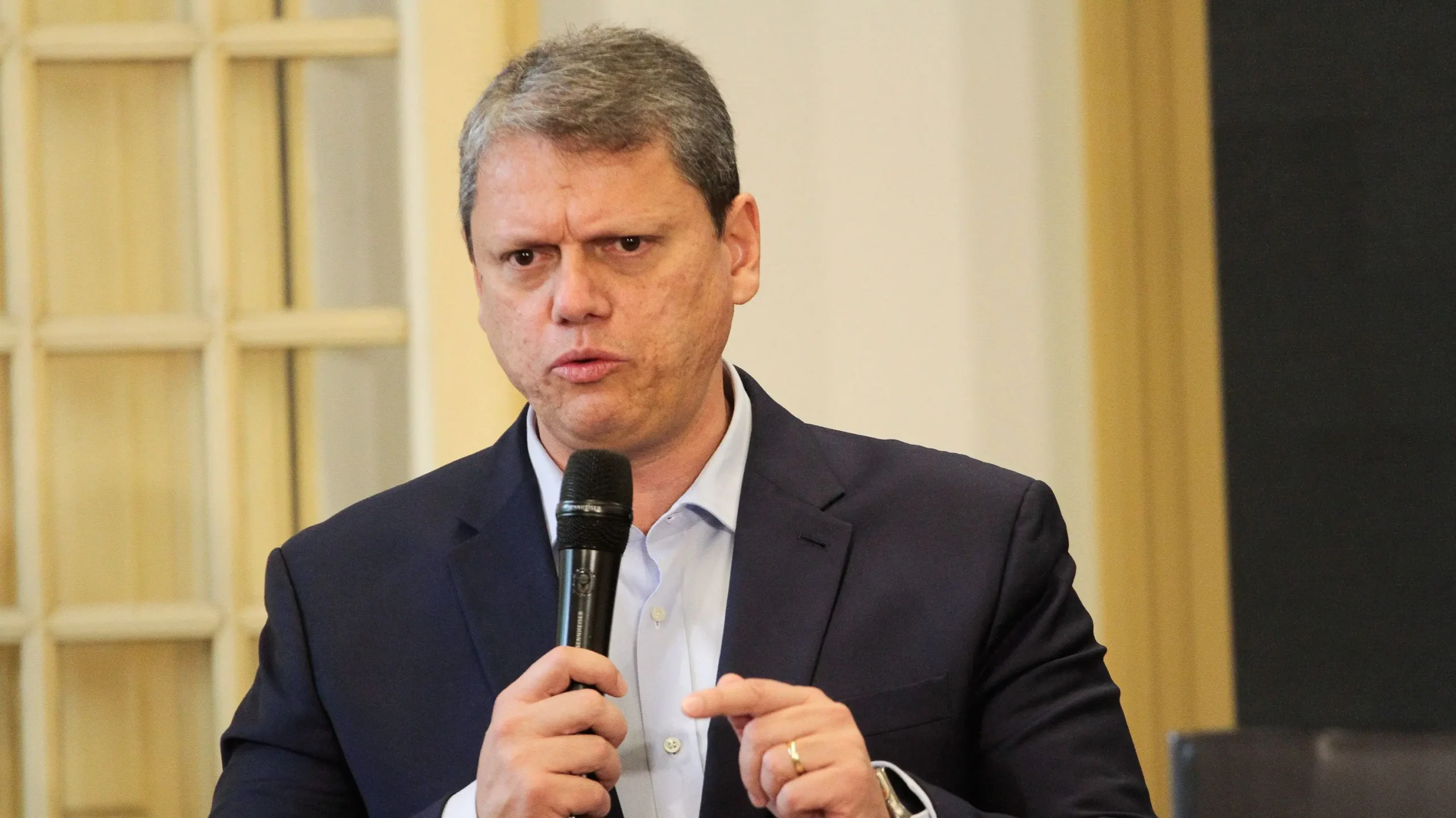 Tarcísio mobiliza equipe e acelera repasses para melhorias sociais