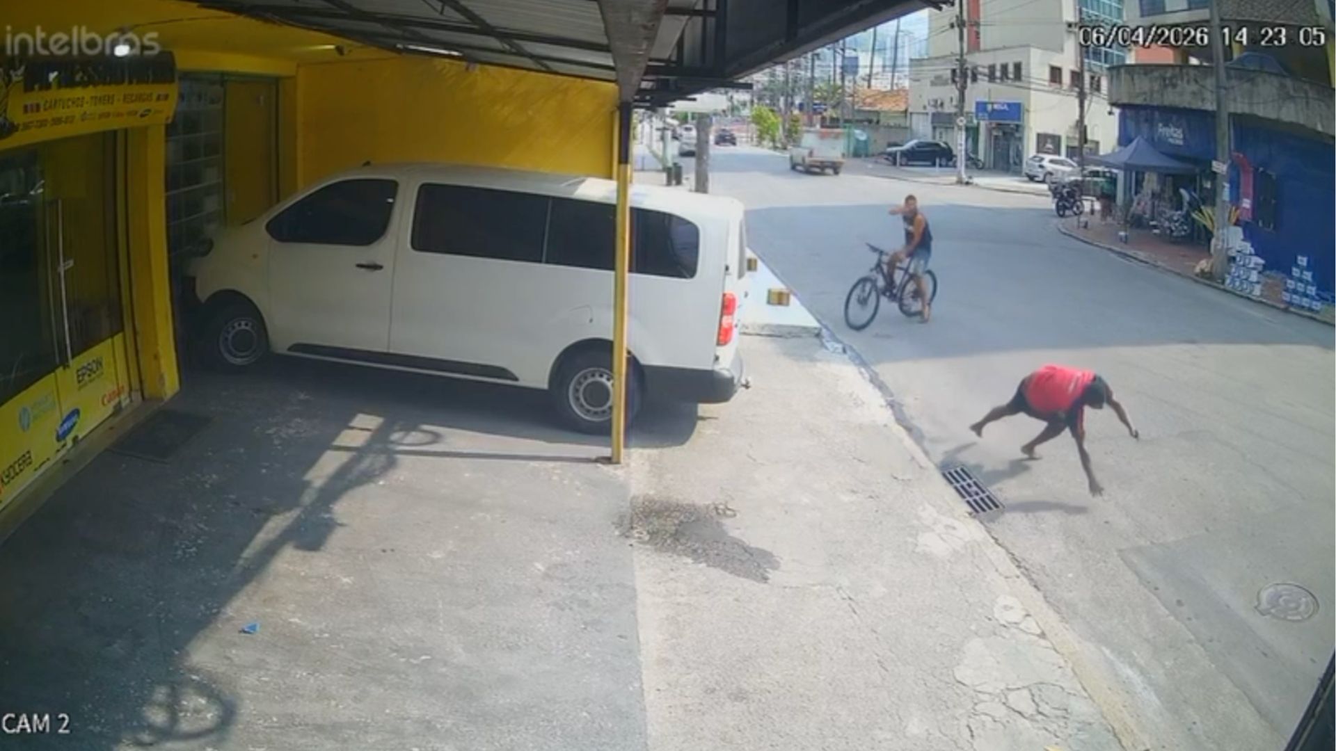 Homem é baleado por atirador em bicicleta no RJ; assista ao vídeo