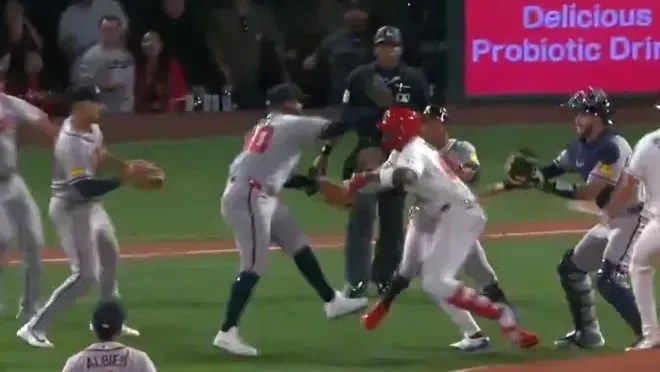 Partida da MLB tem pancadaria generalizada; veja os detalhes.