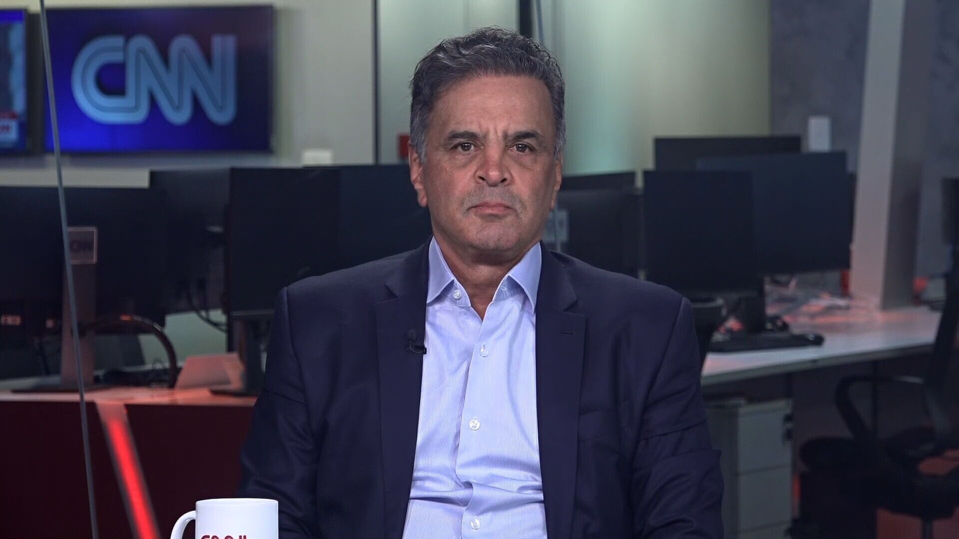 Polarização só interessa aos dois extremos, diz Aécio Neves.