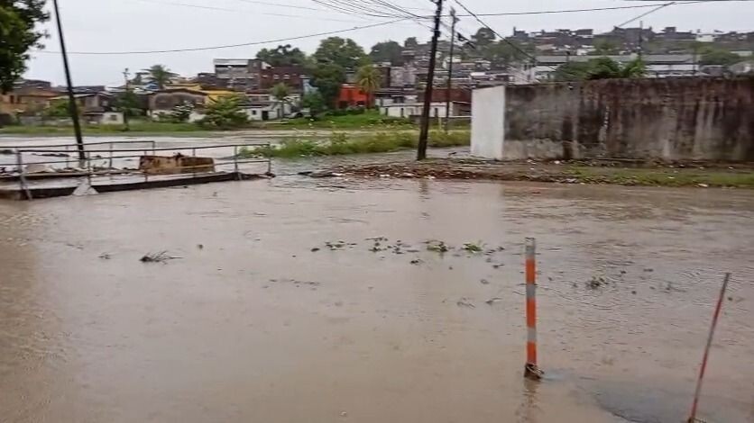 Chuvas suspendem aulas e afetam mobilidade na Região Metropolitana