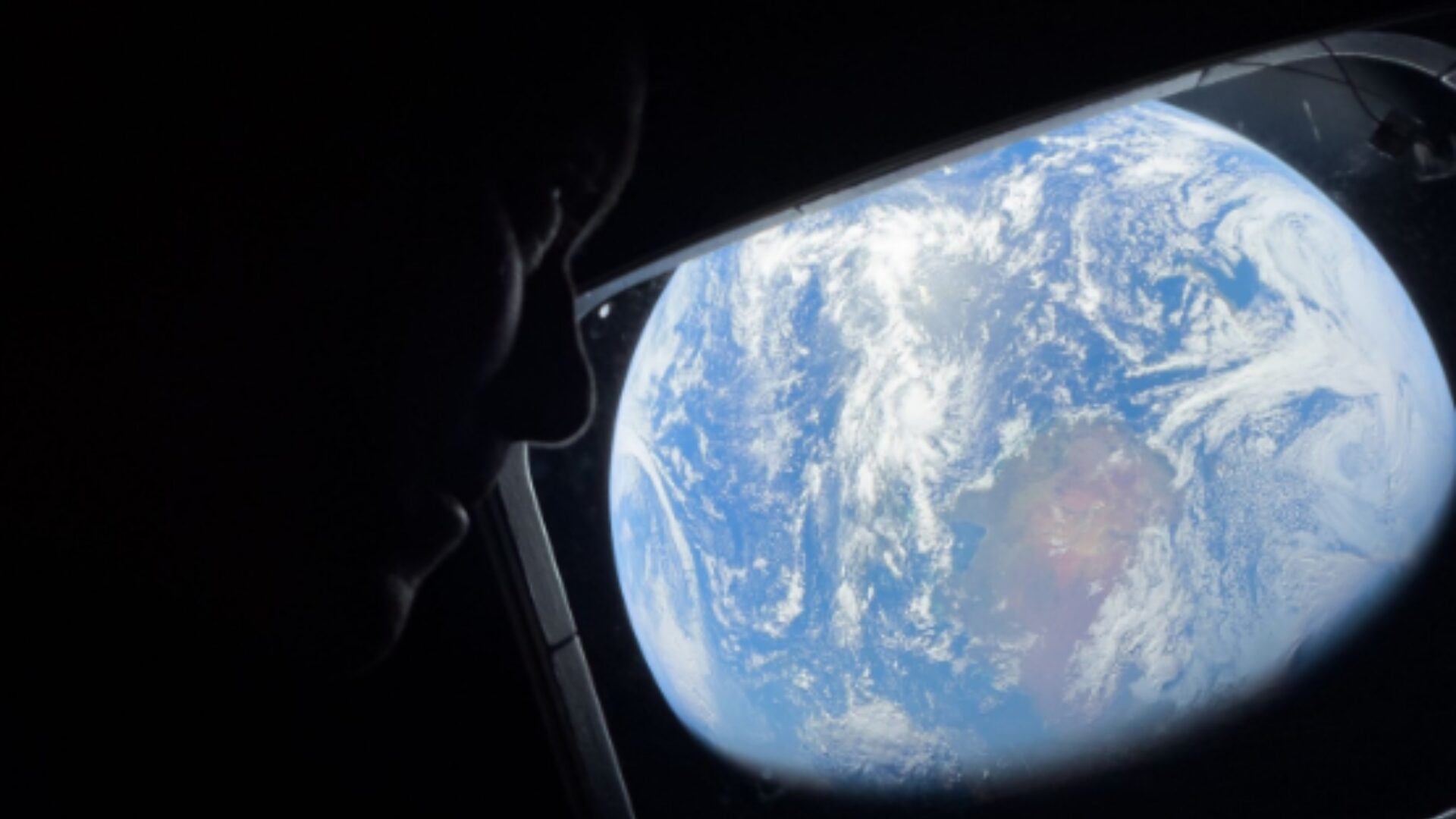 NASA divulga fotos de astronautas admirando a Terra da Artemis