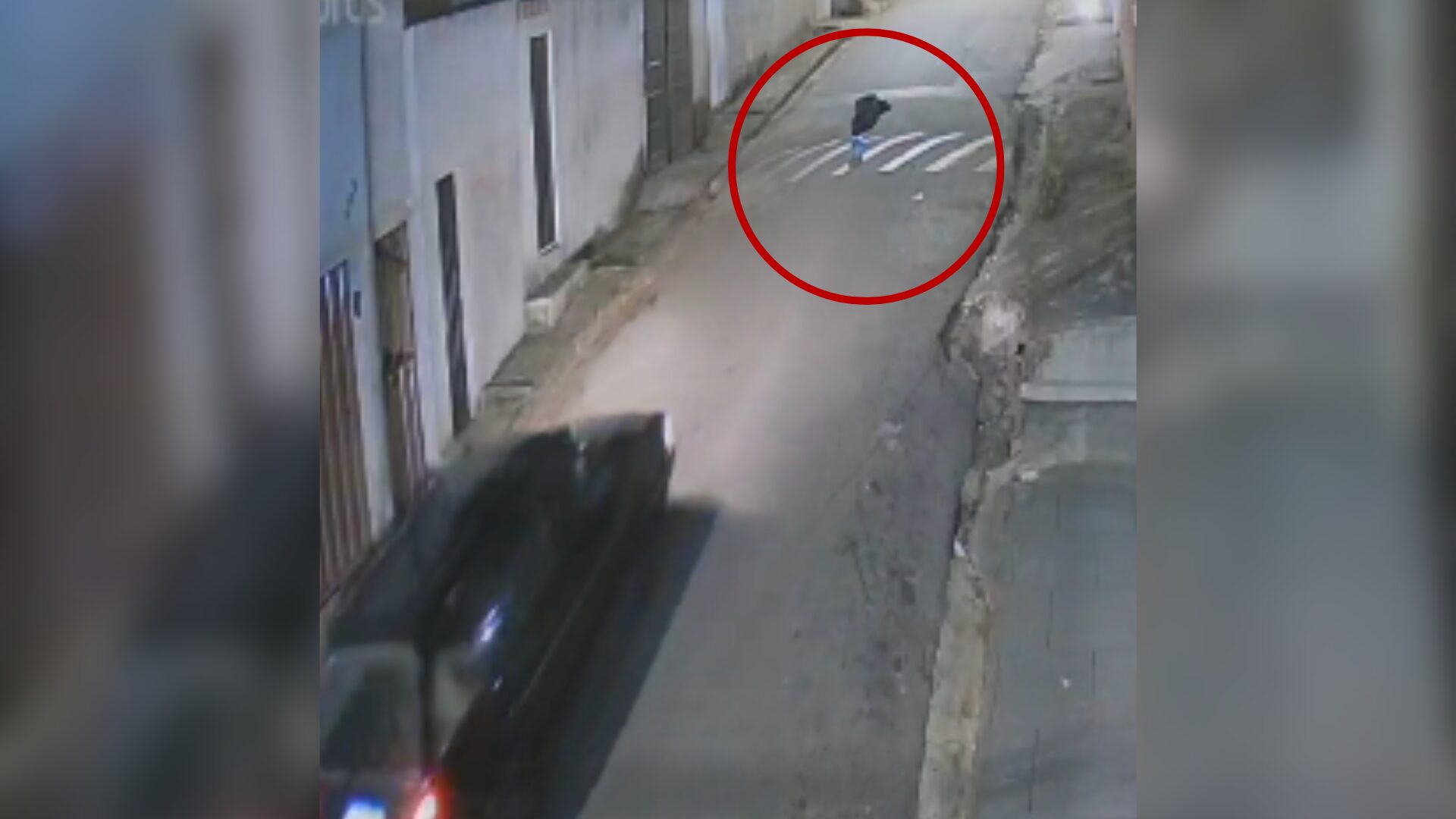 Vídeo: Mulher embriagada é atropelada por carro em MG