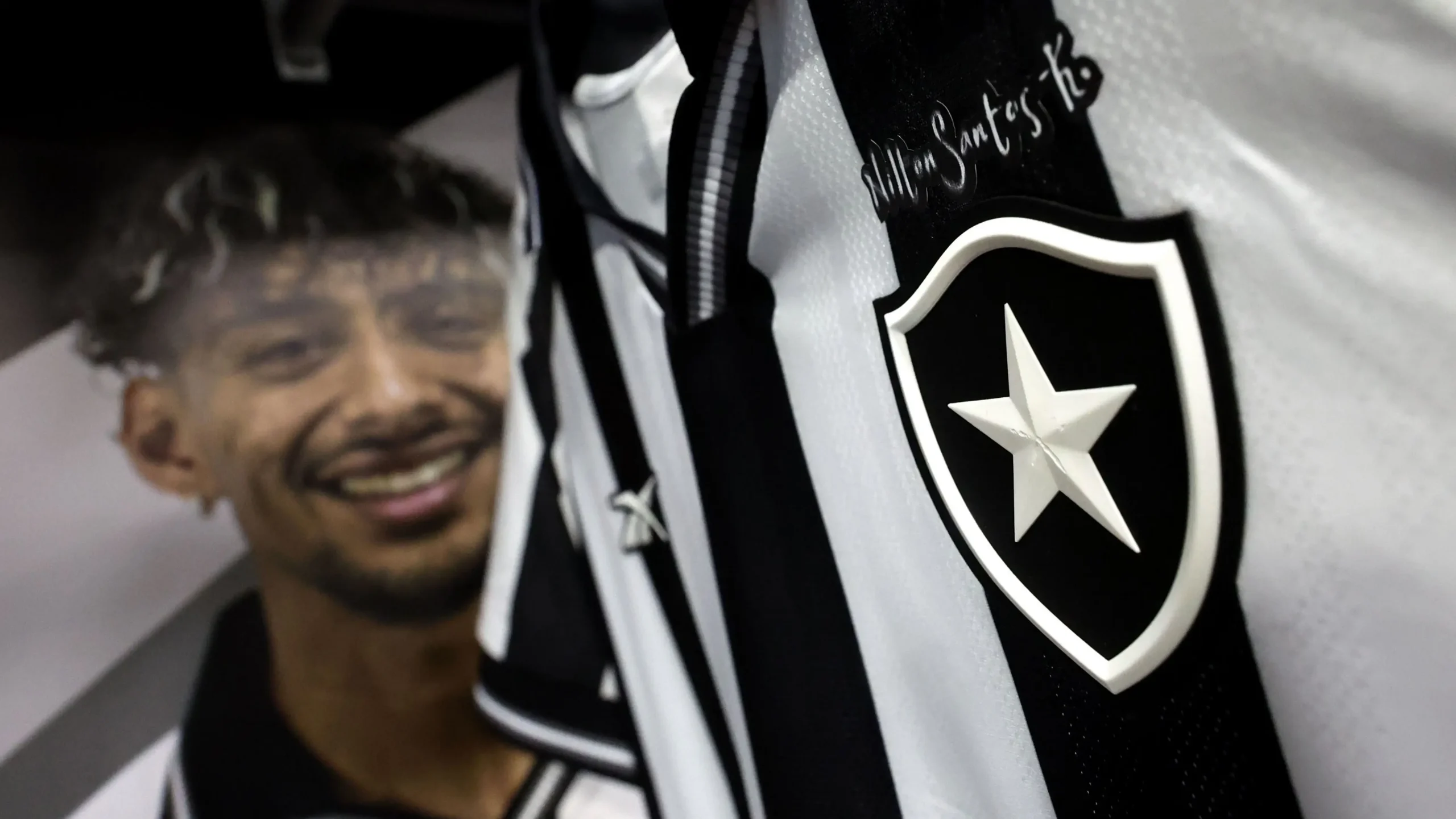 Botafogo aciona Lyon na Justiça por dívida de R$ 745 milhões