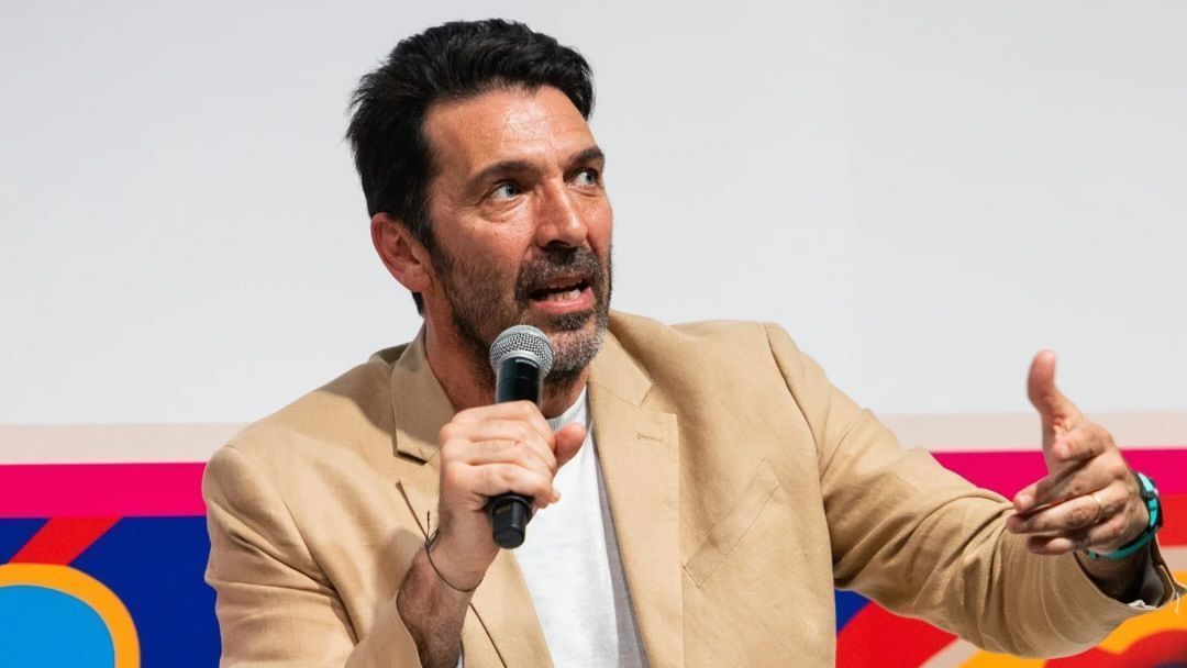 Buffon pede demissão da federação após fracasso na Copa