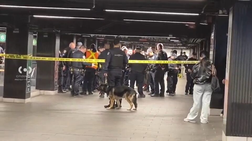 Ataque com faca deixa três feridos em metrô de Nova York