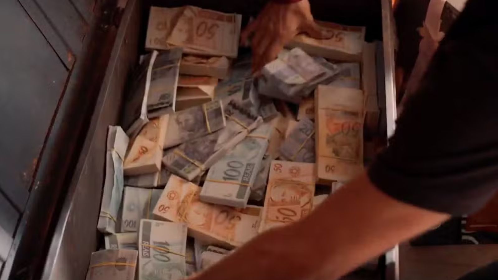 Descubra quem ficará com milhões de estátua em "Três Graças"