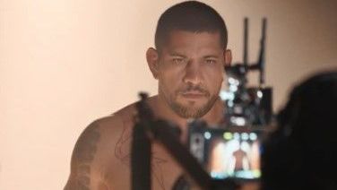 Alex Poatan exibe novo físico e se prepara para a estreia na categoria