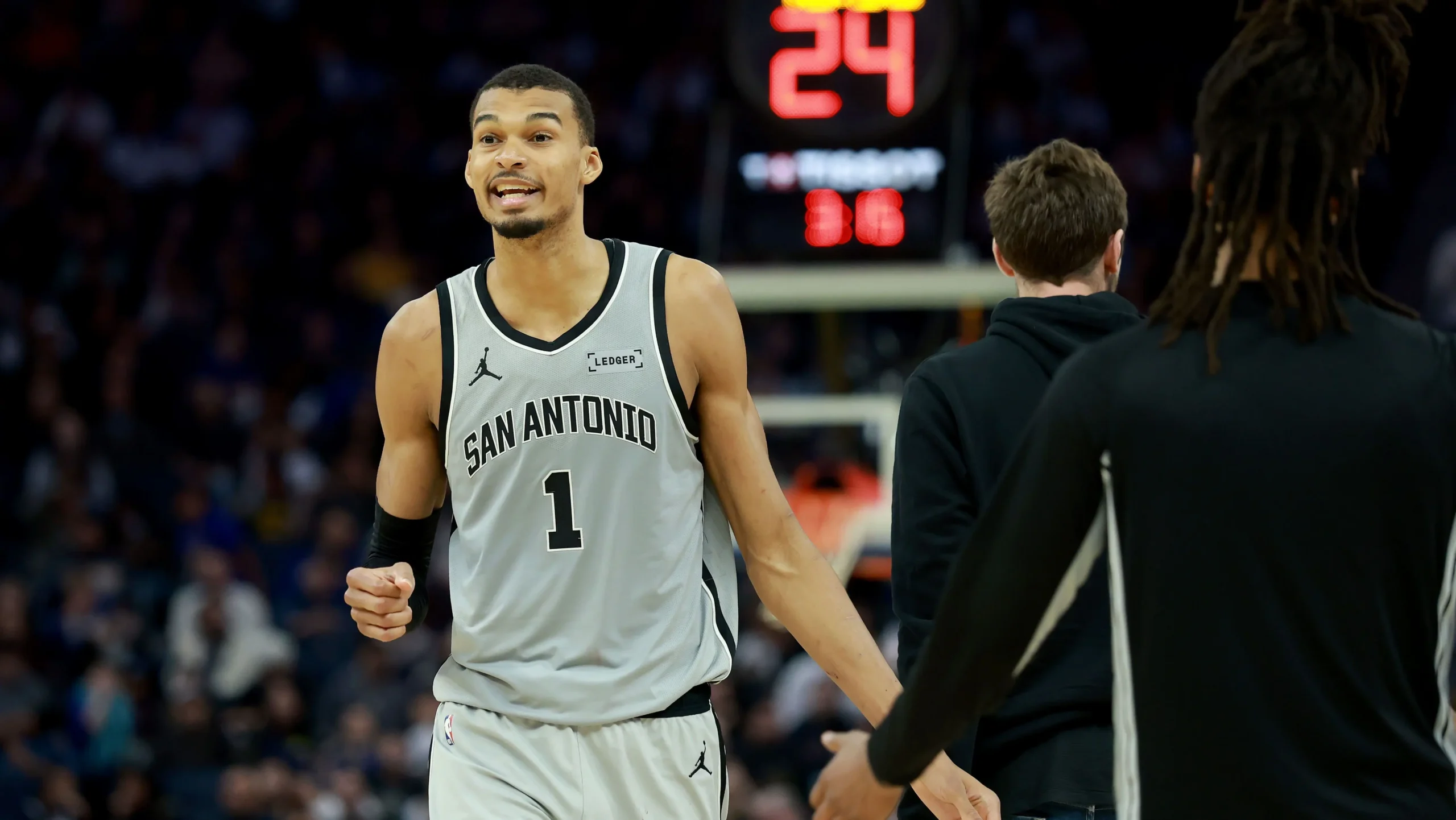 Na briga pelo MVP, Wembanyama brilha e Spurs vencem Warriors