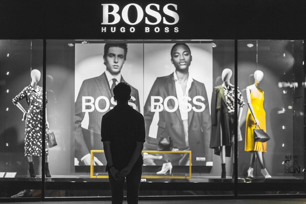 Hugo Boss supera previsões de lucro em cenário desafiador
