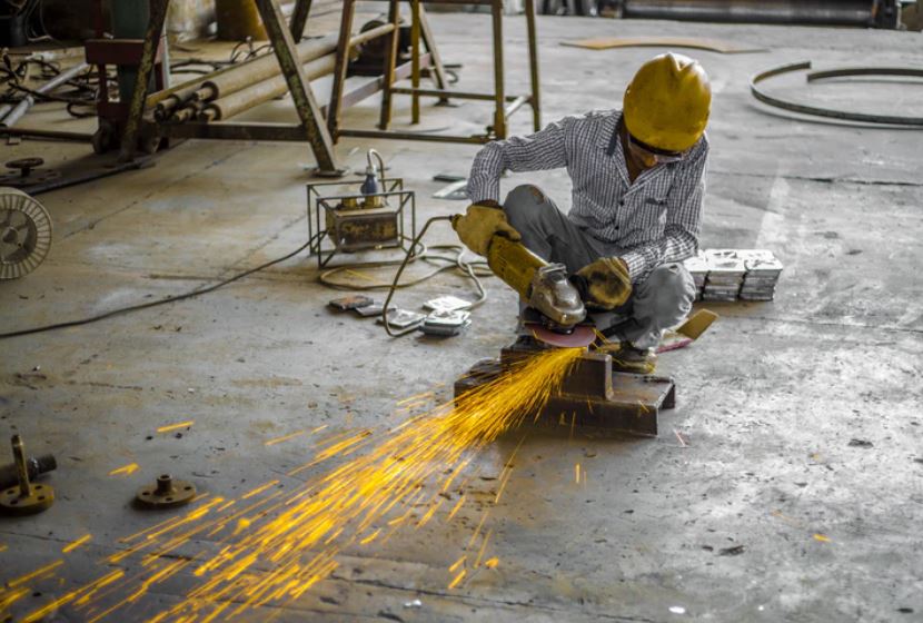 Produção industrial cai e tem pior mês de abril em 3 anos: entenda