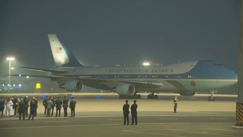 Trump chega na China para visita de Estado e diálogo produtivo