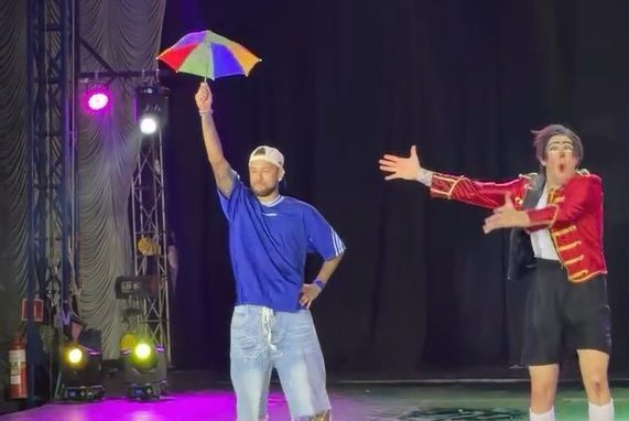 Neymar leva família ao circo e encanta como palhaço divertido