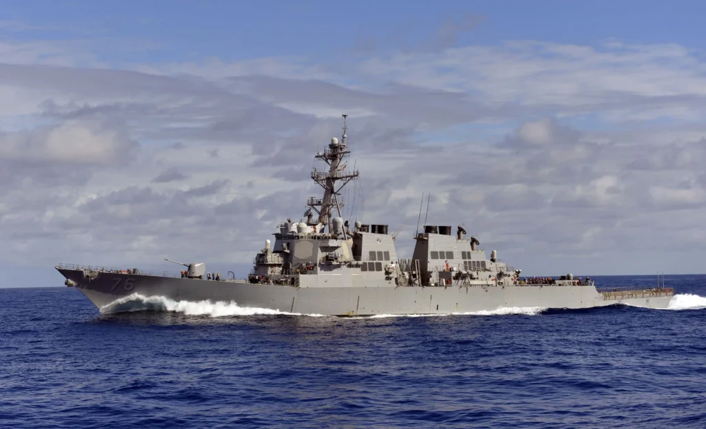 Navio de guerra dos EUA perdeu potência e propulsão temporariamente