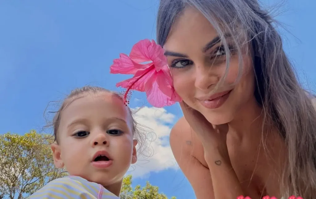 Amanda Kimberlly se emociona com atitude da filha e Neymar