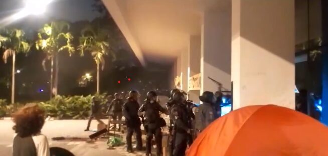 Polícia Militar usa bombas e gás para desocupar reitoria da USP