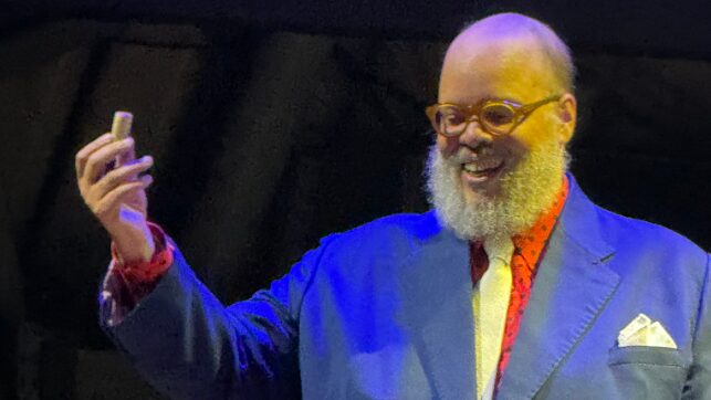 Ed Motta é atingido por rolha durante show e perde refrão