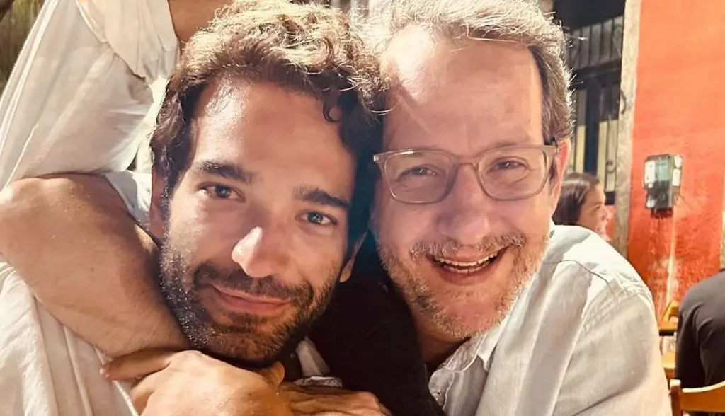 Humberto Carrão posa em foto rara ao lado do irmão famoso