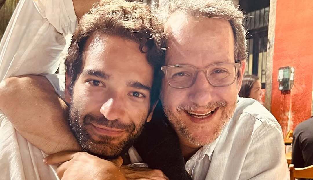 Humberto Carrão posa em foto rara ao lado do irmão famoso