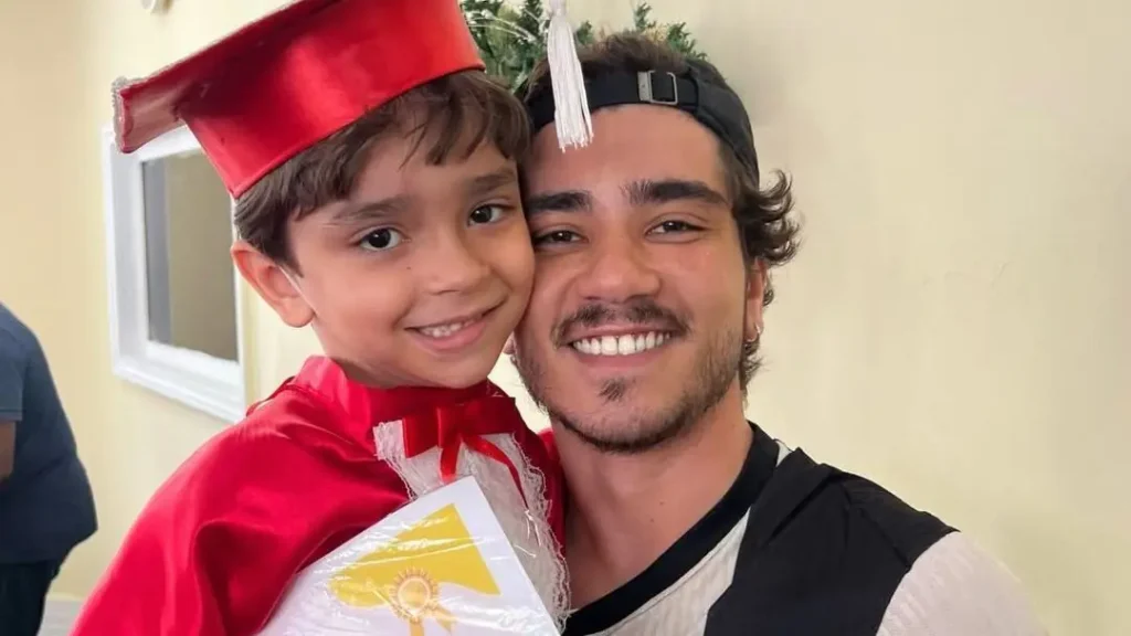 Veja como está João Fernandes, pai solo e ator renomado.