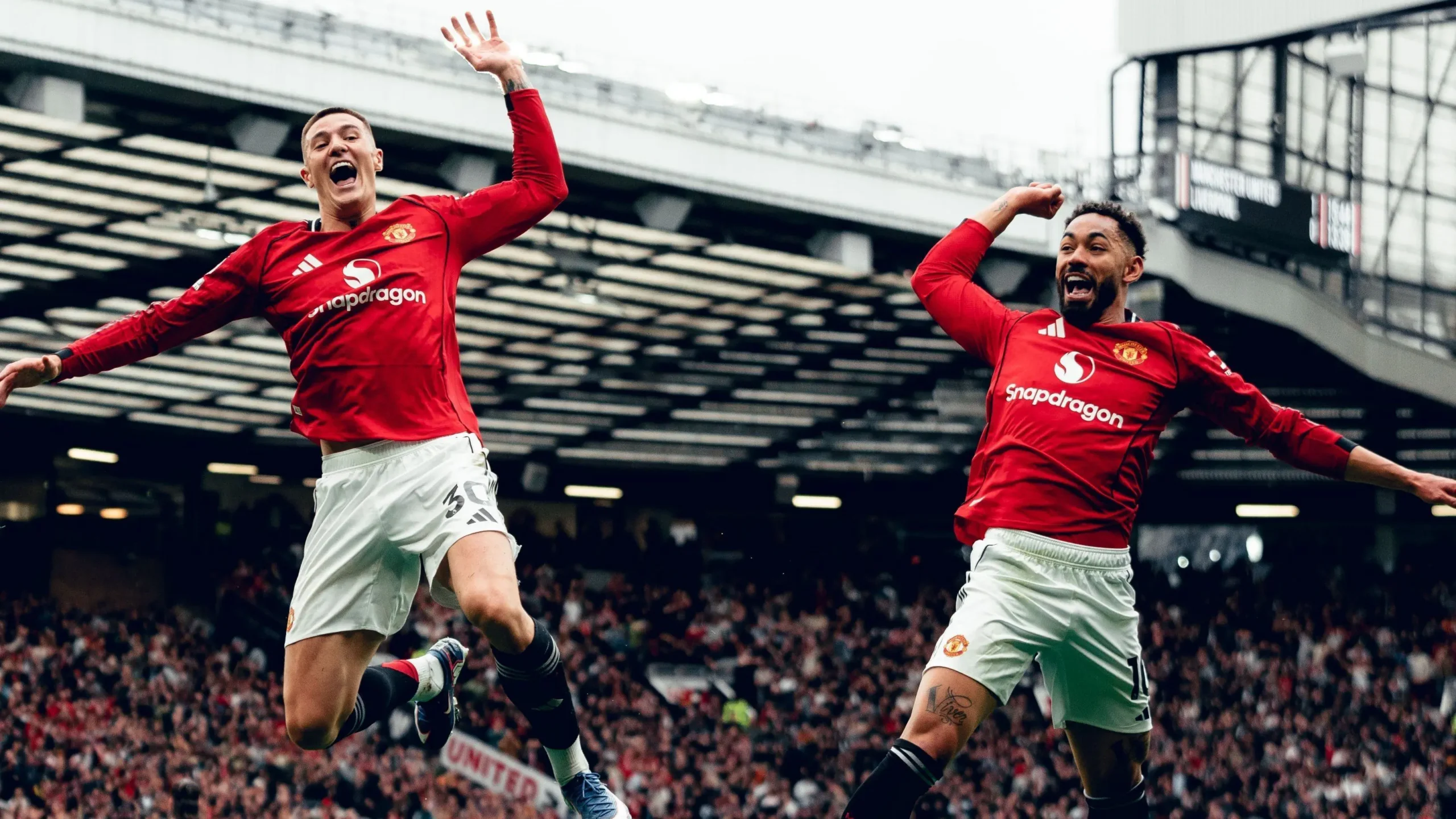 Manchester United vence Liverpool e assegura Champions League