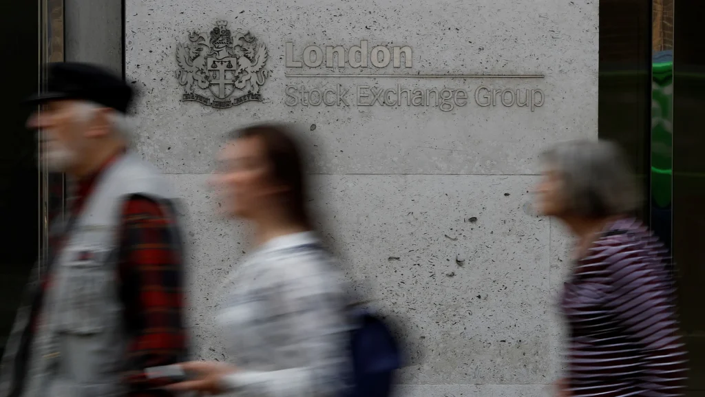 Bolsa de Londres recua com liquidez reduzida e impacto menor